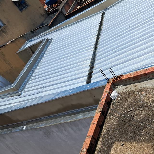 Calha e rufo galvanizados ao longo de telhado metálico