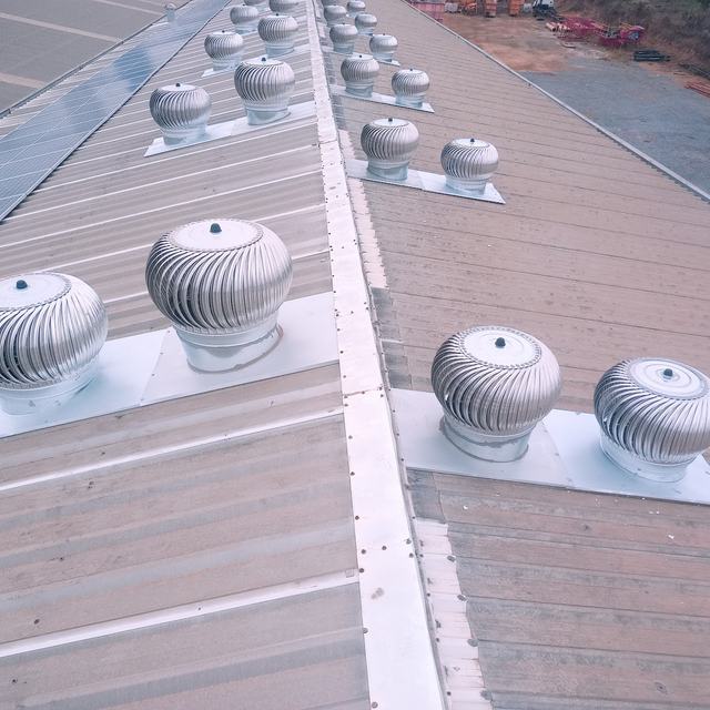 Exaustores eólicos instalados em telhado de galpão