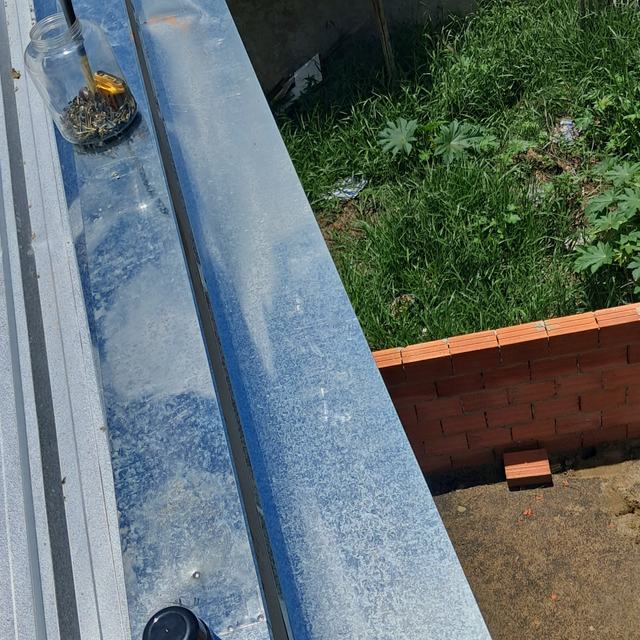 Calha galvanizada em instalação na beira do telhado